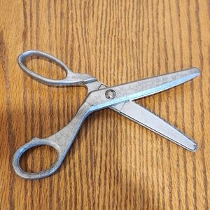 VINTAGE  HEARTHSIDE DE-LUXE GRIFFON PINKING SHEARS SCISSORS